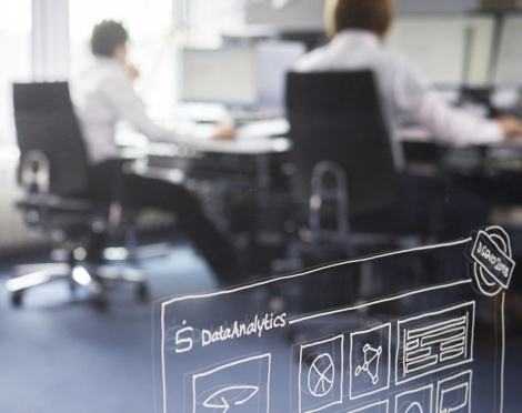 Zwei Personen im Gespräch im Büro, Data Analytics, S Rating und Risikosysteme